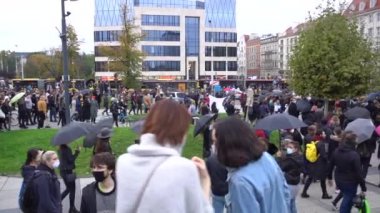 Wroclaw, Polonya, 23 Ekim 2020 - Wroclaw 'da Kadın Grevi. Devrim bir kadındır. Kadınlar ve erkekler açık havada şemsiyeli, grev sembollü maskelerle yürüyorlar.