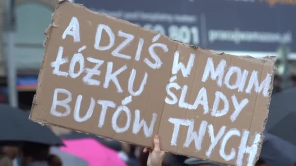 Wroclaw, Polonia, 23 de octubre de 2020 - Huelga de mujeres en Wroclaw. La revolución es una mujer. Inscripción en polaco - y hoy en mi cama las huellas de sus zapatos — Vídeos de Stock