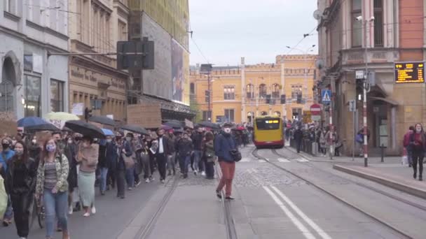 Wroclaw, Polonya, 23 Ekim 2020 - Wroclaw 'da Kadın Grevi. Siyah şemsiyeli kalabalık - protesto sembolü - Wroclaw Ana Tren İstasyonu 'ndan hareket ediyor. — Stok video