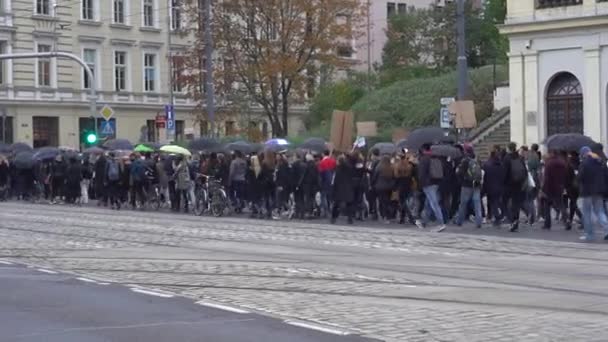 Wroclaw, Polsko, 23. října 2020 - Womens Strike in Wroclaw. Revoluce je žena. Velký dav lidí, mnoho tisíc pochodů, se pohybuje po ulicích města s deštníky — Stock video