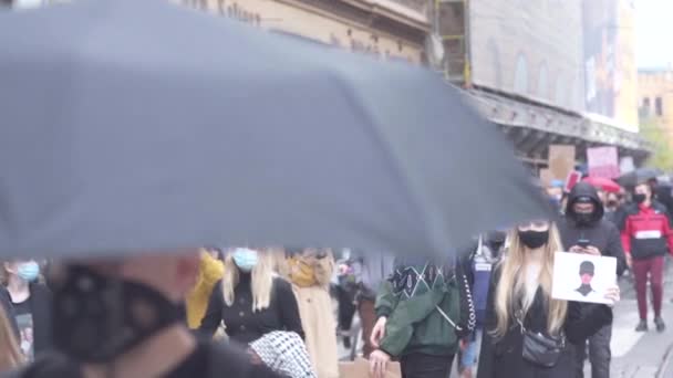 波兰弗罗茨拉夫，2020年10月23日- -弗罗茨拉夫的妇女罢工。手持黑色雨伞的人群- -抗议标志。波兰文的登记-妇女地狱，波兰还没有死 — 图库视频影像