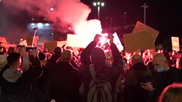 Vratislav, Polsko, 26. října 2020 - Polské ženy stávkují. Dav kráčí v noci ulicí a používá světlice. Nápis v polštině - ženy stávkují, jsem tak naštvaný, že jsem udělal prapor — Stock video