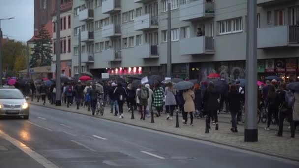 Wrocław, Polska, 23 października 2020 - strajk kobiet we Wrocławiu. Duży tłum ludzi, marsz wielu tysięcy ludzi, porusza się po ulicach miasta z parasolami z zasadami ostrożności i w maskach — Wideo stockowe