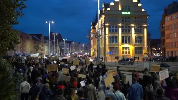 Wroclaw, Poland, 26 october 2020 - Polish womens strike. Huge crowd with banners in Polish - get off my pussy, history loves to repeat itself, we have no such intention, this is war — Αρχείο Βίντεο