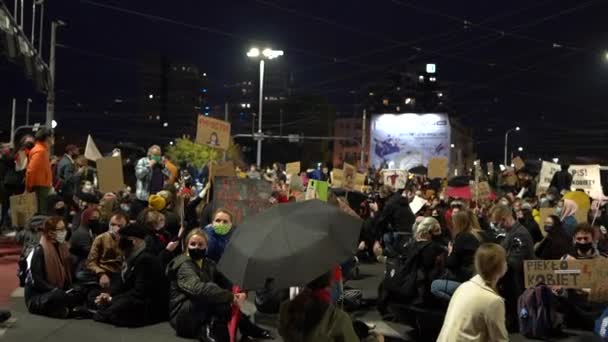 Wroclaw, Poland, 26 october 2020 - Polish womens strike. The revolution is a woman. Huge crowd with banners in Polish - hell for women, a woman is not an incubator, get the fuck out — Αρχείο Βίντεο