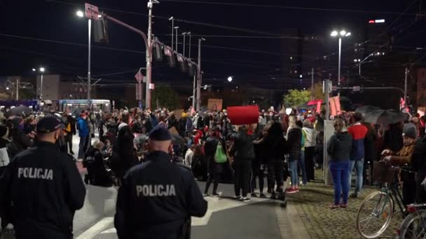 Wroclaw, Polonia, 26 de octubre de 2020 - Huelga de mujeres polacas. La revolución es una mujer. Policía vigilando manifestantes, vista trasera, luces parpadeantes de la policía — Vídeo de stock