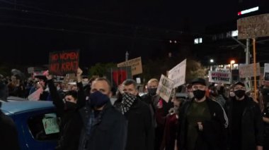 Wroclaw, Polonya, 26 Ekim 2020 - Polonyalı kadın grevi. Büyük bir Lehçe pankartlı kalabalık - kadın yok - ülke yok, benim bedenim benim seçimim, mefedronun bile hükümetimizden daha iyi bir kompozisyonu var.