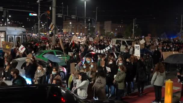 Wroclaw, Poland, 26 october 2020 - Polish womens strike. The revolution is a woman. Huge crowd with banners in Polish - you get the fuck out, I am pissed off — Vídeo de Stock