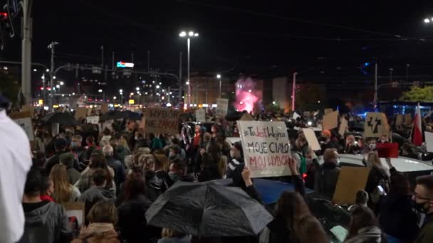 Wroclaw, Polonia, 26 de octubre de 2020 - Huelga de mujeres polacas. Enorme multitud con pancartas en polaco - mi cuerpo es mi elección, una elección no una prohibición, esto es la guerra — Vídeo de stock