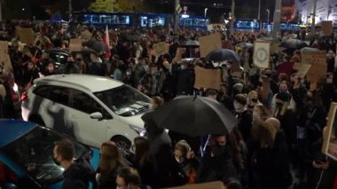 Wroclaw, Polonya, 26 Ekim 2020 - Polonyalı kadın grevi. Lehçe pankartlı büyük bir kalabalık - bu savaş, bu drama.