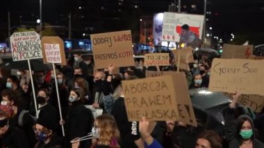 Wroclaw, Polonya, 26 Ekim 2020 - Polonyalı kadın grevi. Lehçe pankartlı büyük bir kalabalık - bu bir savaş, sanırım, duydum, karar verdim, kadınlar ve diğerleri için.