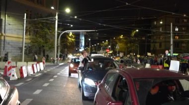 Wroclaw, Polonya, 26 Ekim 2020 - Polonyalı kadın grevi. Yol boyunca ilerleyen sancaklı bir kalabalık. Arabadaki kadınlar şehir trafiğini engelliyor.