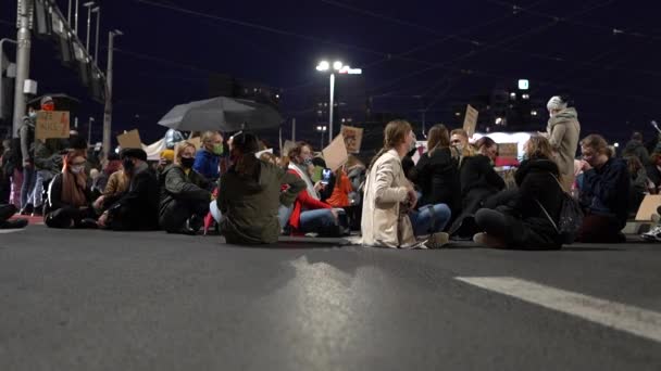 Wroclaw, Polen, 26. Oktober 2020 - Polnische Frauen streiken. Die Demonstranten setzten sich auf den Asphalt. Transparente mit Aufschriften auf Polnisch - Hölle für Frauen, es lebe die freie Polka, das ist mein Körper — Stockvideo