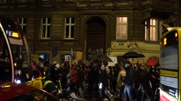 Wroclaw, Polonia, 26 de octubre de 2020 - Huelga de mujeres polacas. Una multitud con pancartas moviéndose a lo largo de la carretera bloqueando el movimiento del transporte urbano — Vídeo de stock