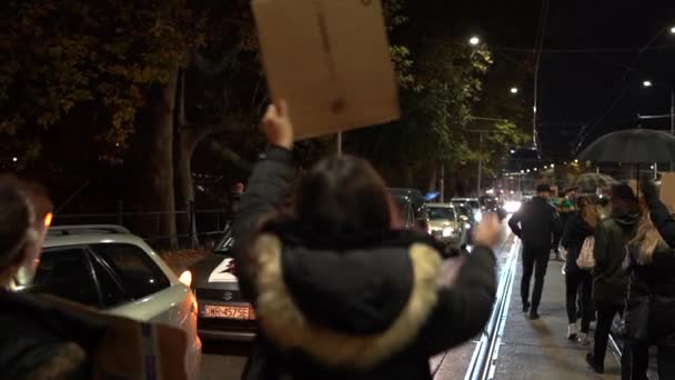 Wroclaw, Polonia, 26 de octubre de 2020 - Huelga de mujeres polacas. Una multitud con pancartas bloquea el transporte de la ciudad. La inscripción en polaco - huelga de mujeres. Chica del coche agitando una bufanda roja — Vídeo de stock