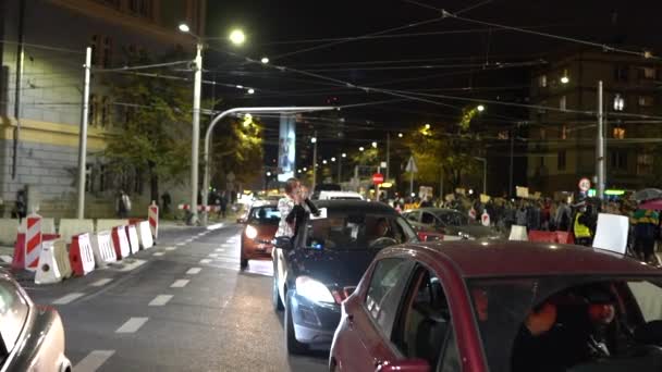 Wroclaw, Polônia, 26 de outubro de 2020 - Greve de mulheres polonesas. Uma multidão com bandeiras se movendo ao longo da estrada. Mulheres em carros bloqueando o tráfego da cidade. — Vídeo de Stock