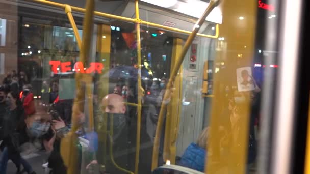 Wrocław, Polska, 26 października 2020 - polski strajk kobiet. Tłum z chorągwiami poruszający się wzdłuż drogi blokujący ruch miejskiego transportu. Refleksja protestujących w oknie stojącego autobusu — Wideo stockowe