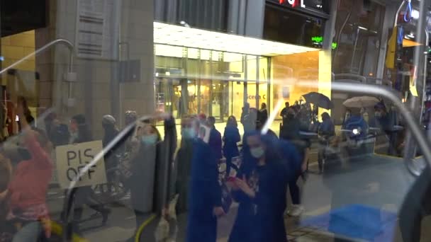 Wroclaw, Polonia, 26 de octubre de 2020 - Huelga de mujeres polacas. Una multitud con pancartas moviéndose a lo largo de la carretera bloqueando el movimiento del transporte urbano. Vista de los manifestantes por la ventana de un autobús bloqueado — Vídeo de stock