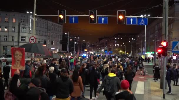 Breslavia, Polonia, 26 ottobre 2020 - Sciopero delle donne polacche. Una folla con striscioni che si muovono lungo la strada bloccando il movimento dei trasporti urbani. Vista posteriore — Video Stock