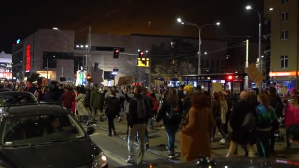 Vratislav, Polsko, 26. října 2020 - Polské ženy stávkují. Dav s prapory, které se pohybovaly po silnici a blokovaly pohyb městské dopravy. Zadní pohled — Stock video
