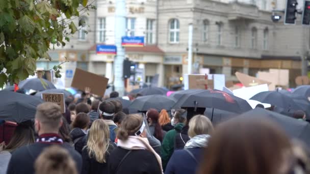 Wrocław, Polska, 23 października 2020 - strajk kobiet we Wrocławiu. Tłum z czarnymi parasolami - symbol protestu. Napis po polsku - Piekło dla kobiet — Wideo stockowe