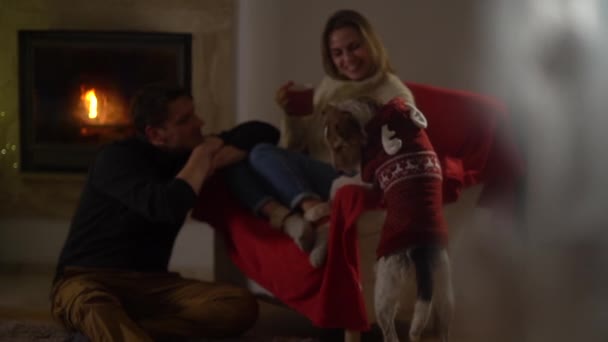 Unga par firar jul hemma. Social distans, lycklig familj, nyår och jullov — Stockvideo