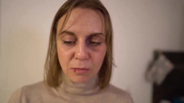 Detener la violencia doméstica y el concepto de abuso. Retrato de una mujer herida infeliz golpeada. Asistencia social a las víctimas de violencia — Vídeos de Stock