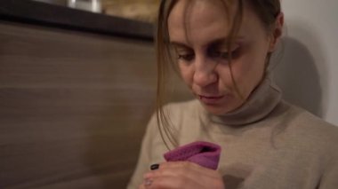 Mutfakta korkmuş bir ev hanımı var. Dayak yemiş, gözü morarmış ve dudağı patlamış bir kadının yakın portresi. Aile içi şiddeti ve alkolizmi durdurun