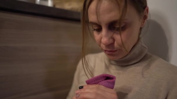 Scared housewife in the kitchen. Close portrait of a battered woman with a black eye and a split lip. Stop domestic violence and alcoholism — Vídeo de Stock