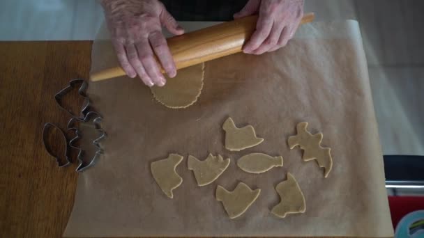 Mains de boulanger femelle déroulant la pâte à biscuits avec un rouleau à pâtisserie. Biscuit au pain d'épice de Noël. Vue d'en haut — Video