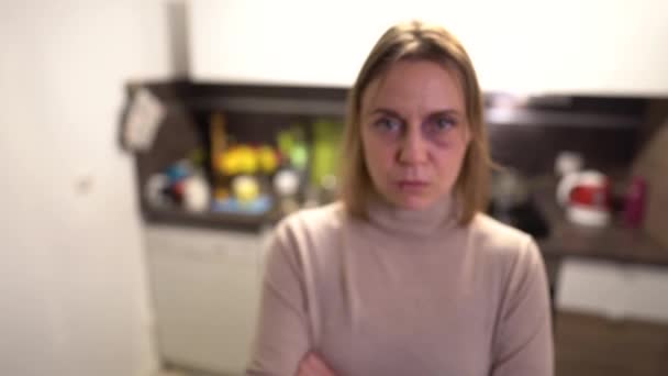Πορτραίτο μιας νεαρής γυναίκας με μαυρισμένο μάτι και σχισμένο χείλος. Σταματήστε την ενδοοικογενειακή βία και τη σωματική κακοποίηση. Θύμα βίας. — Αρχείο Βίντεο