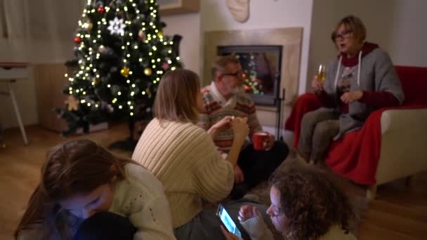 Duża rodzina spędza święta Bożego Narodzenia w domu przy kominku podczas zamknięcia. Kwarantanna covid-19. Nowy rok 2021 — Wideo stockowe