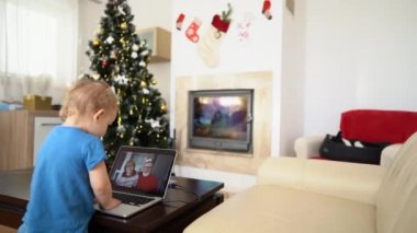 Küçük çocuk Noel tatilinde Coronavirus Covid-19 'da evde kalıyor ve büyükannenle büyükbabanı arıyor. Noel ve covid-19
