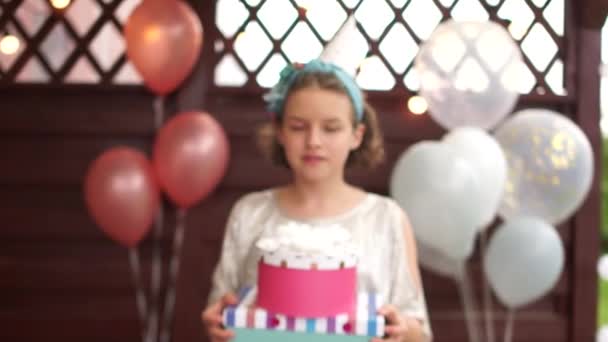 Ritratto di un'adolescente allegra con una scatola regalo in mano. Infanzia felice, festa di compleanno per bambini all'aperto, concetto di ristorazione — Video Stock