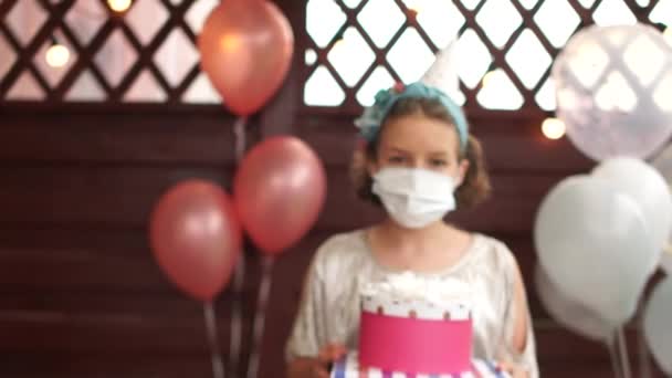 Seule fille d'anniversaire tenant des boîtes cadeaux dans ses mains. Une adolescente porte un masque protecteur pendant la période de confinement coronavirus covid-19 — Video