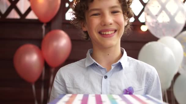 Junge mit Geburtstagsmütze, Kindergeburtstag Catering-Konzept. Glückliches Geburtstagskind hält Schachteln mit Geschenken — Stockvideo