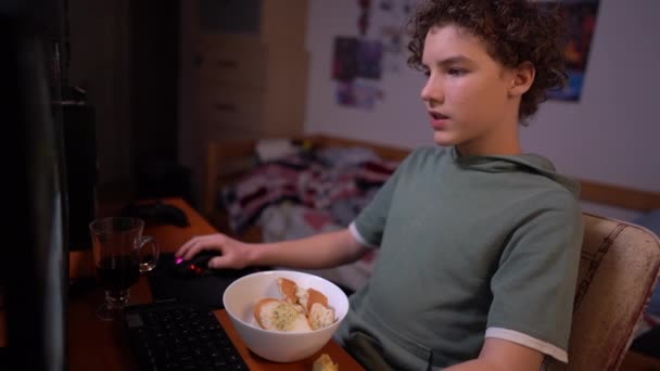コンピュータゲームをしている10代の少年の肖像画を閉じます。子供のコンピュータ中毒の兆候 — ストック動画