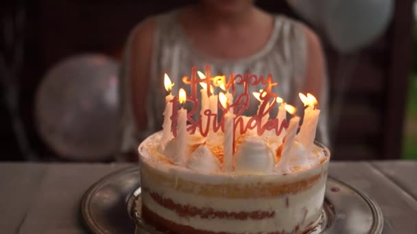 Χαριτωμένα κοριτσάκια γενέθλια. Ένα παιδί κάνει μια ευχή στα γενέθλιά του. Η εορτάζουσα έφηβη σβήνει κεριά στη μεγάλη νόστιμη τούρτα γενεθλίων — Αρχείο Βίντεο