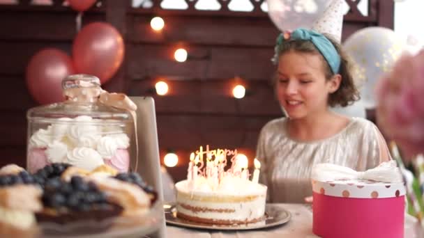 Anniversaire fille adolescent fête son anniversaire à la maison et de communiquer avec des amis ou de la famille par chat vidéo en raison de la covid19 pandémie — Video