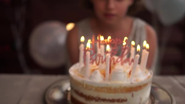 Η εορτάζουσα έφηβη σβήνει κεριά στη μεγάλη νόστιμη τούρτα γενεθλίων. Χαριτωμένα κοριτσάκια γενέθλια. Ένα παιδί κάνει μια ευχή στα γενέθλιά του. Καραντίνα και αυτο-απομόνωση — Αρχείο Βίντεο