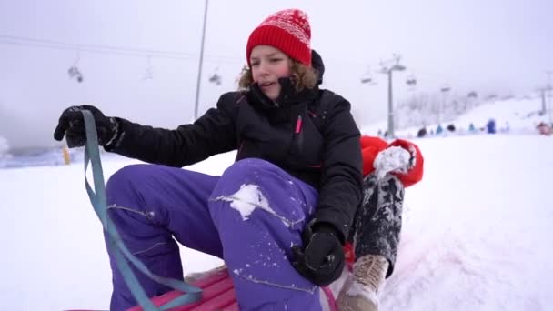 A lányok leszánkóznak a hegyről. Téli aktivitás a téli szünetben. Síközpont lezárás alatt, zárt lejtők — Stock videók