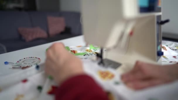 Abuela trabajando en la máquina de coser, ancianas manos, de cerca — Vídeo de stock