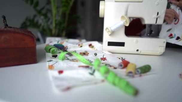 Proceso de sastrería de trabajo, manos de costurera de edad avanzada cose ropa con aguja, bucle y prensatelas en una máquina de coser. Concepto de pequeña empresa doméstica — Vídeo de stock