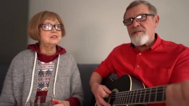 Lovley evli ve emekli bir çift kanepede otururken şarkı söylüyor. Bir adam akustik gitar çalar. Mutlu çift