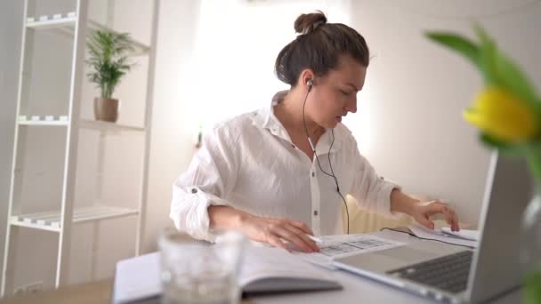 Vrouw interieur ontwerper is boos terwijl zitten op de werkplek. Problemen met het project, moeilijkheden in het bedrijfsleven — Stockvideo