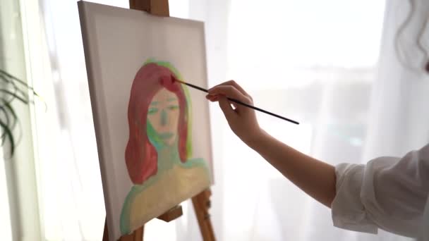 Dětská tvořivost. Detail dívka barvy se štětcem na plátně portrét — Stock video