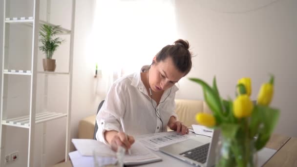 Geschäftsfrau im weißen Hemd blättert durch Unterlagen auf ihrem Schreibtisch, Wohnprojekt, Innenarchitektin. Ingenieurin Designerin bei der Arbeit im Büro — Stockvideo