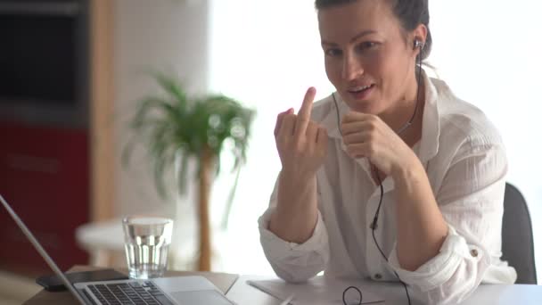 Mujer de negocios frustrado en una camisa blanca muestra un gesto indecente, dedo medio. Desesperación y fracaso empresarial, concepto de crisis económica, ética empresarial, burnout — Vídeos de Stock