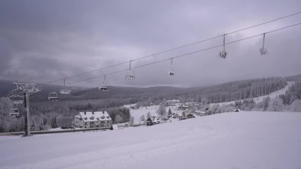 クリスマスの大流行によりスキー場は閉鎖された。ロックダウンコロナウイルスcovid-19中に空のリフト、人、捨てられたスキーリゾート — ストック動画