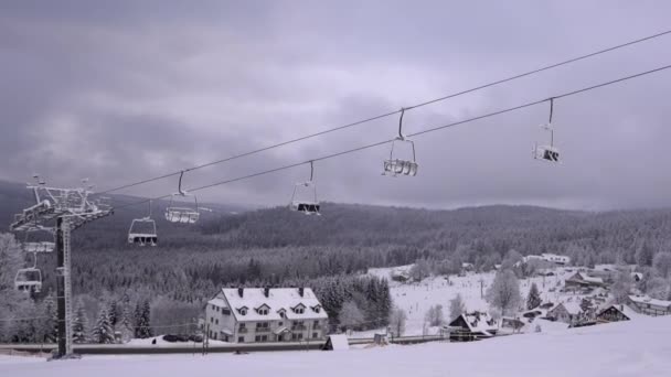 Tomma liftar, inga människor, övergivna skidorter under nedlåsning coronavirus covid-19. Skidbackar stängda på grund av pandemi över julen — Stockvideo